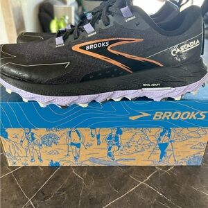 LIKE NEW Women’s 9 Wide Brooks Cascadia.
